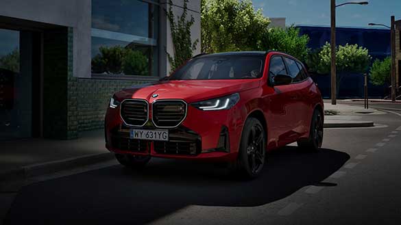 Czerwone BMW X3 na drodze.
